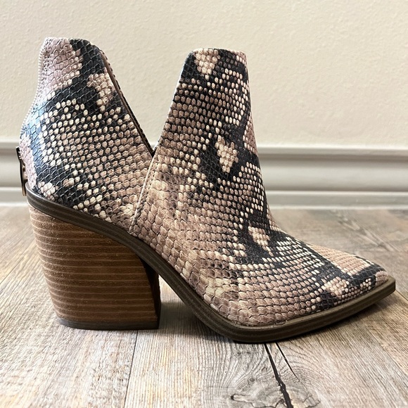 Vince Camuto Shoes - Vince Camuto Gigietta snakeskin pointed toe bootie